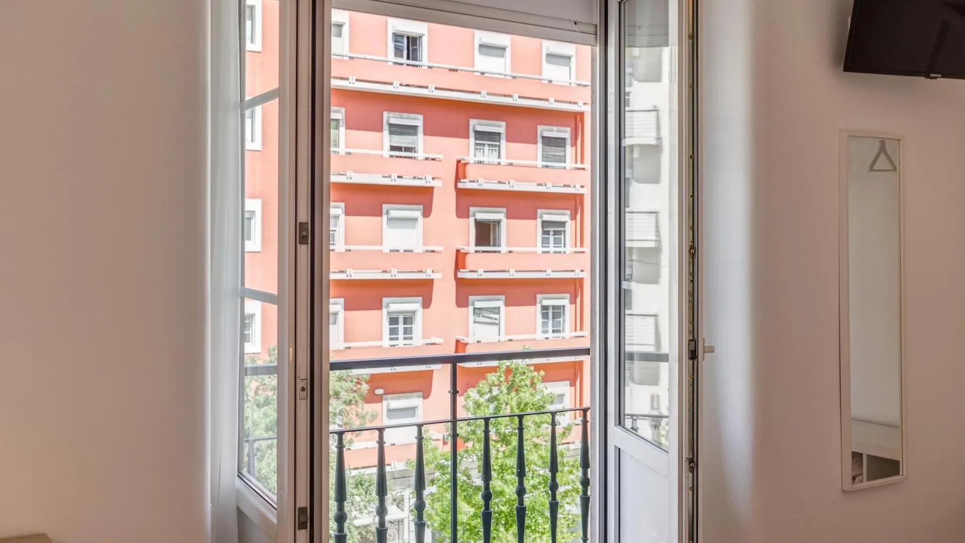 Home Out Rooms & Apartments  Lisbon