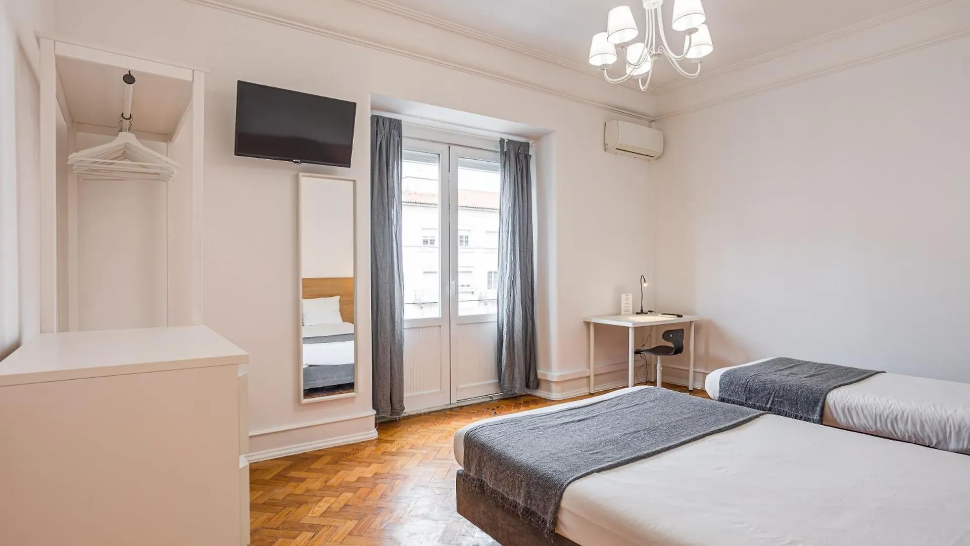 Home Out Rooms & Apartments  Lisbon