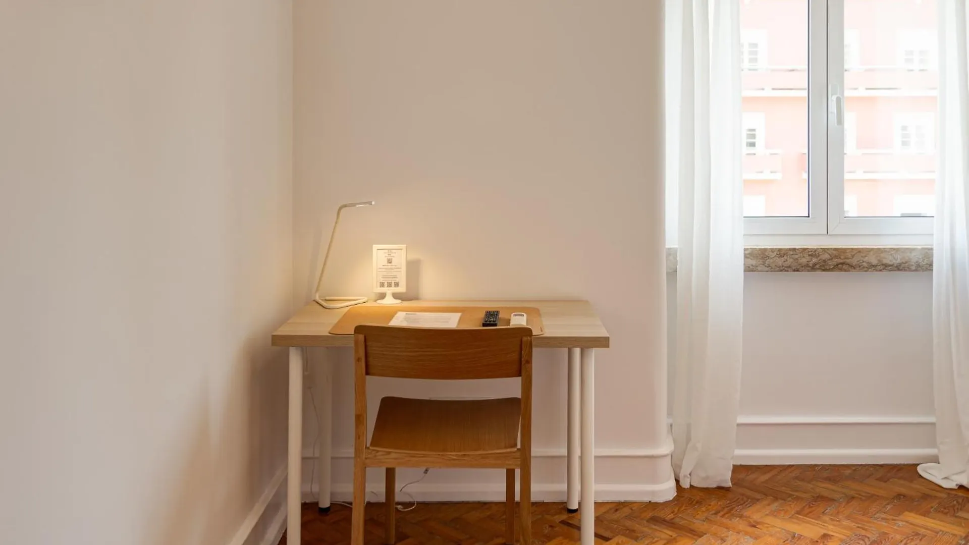 Home Out Rooms & Apartments 0*, Lisbon