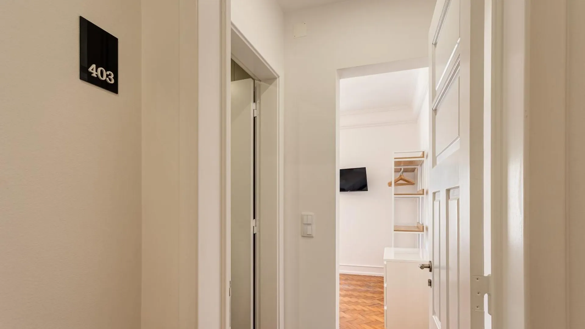 Home Out Rooms & Apartments  Lisbon
