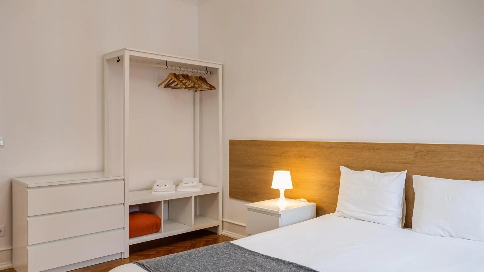 Home Out Rooms & Apartments 0*, Lisbon