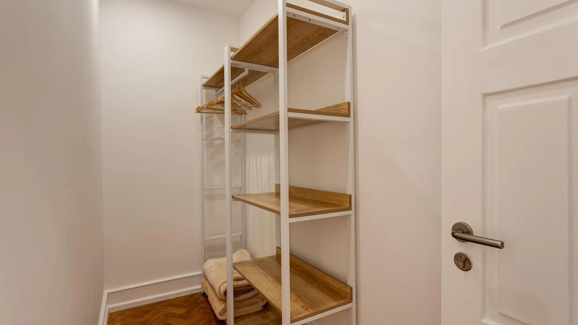 Home Out Rooms & Apartments